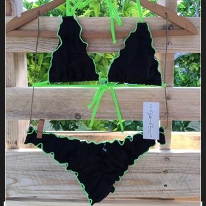 Black and green scrunch butt bikini 👙